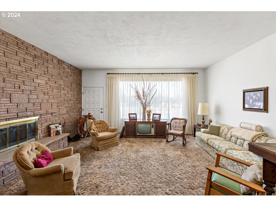 5645 Highway 201 Ontario, OR 97914 - Photo 27 of 32 a living room with furniture and a large window