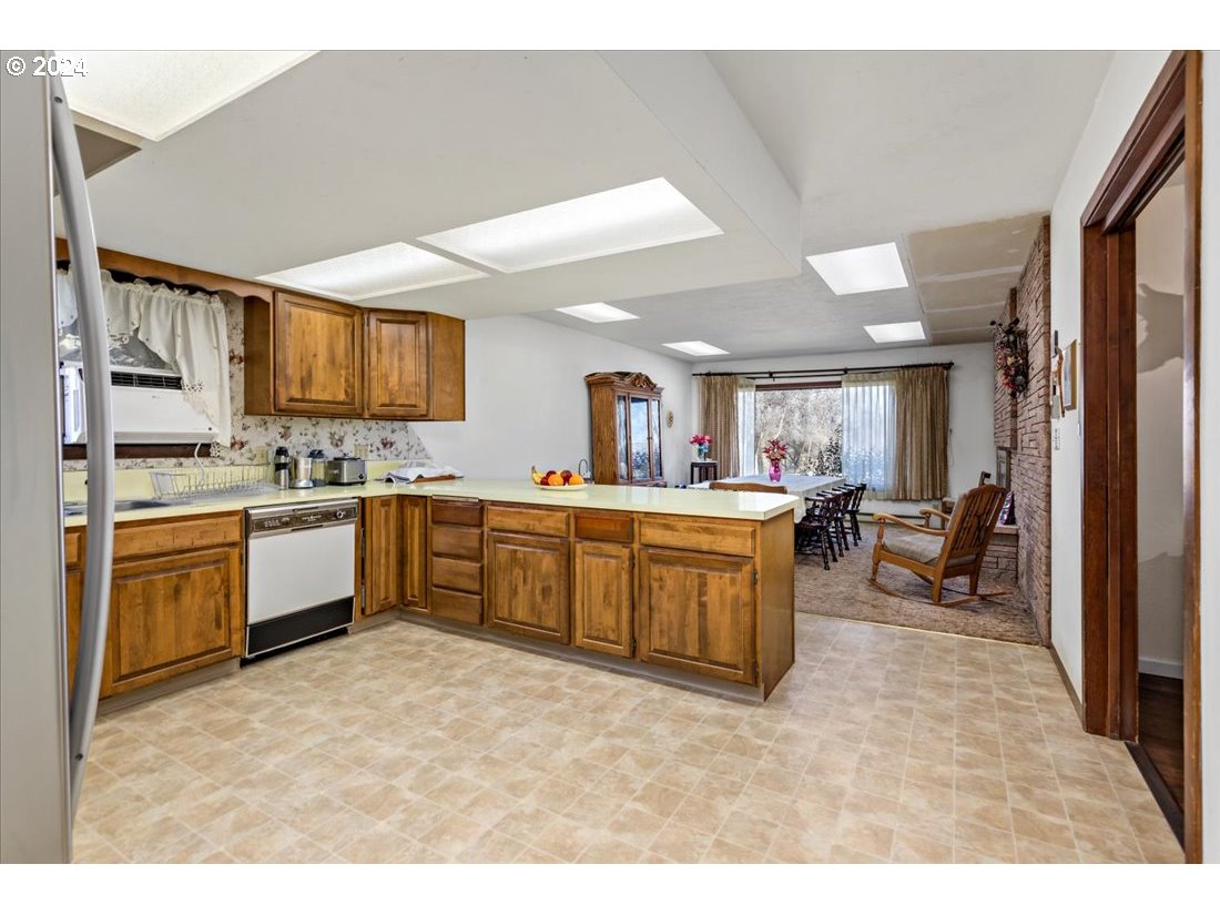 5645 Highway 201 Ontario, OR 97914 - Photo 28 of 32 a large white kitchen with a large window