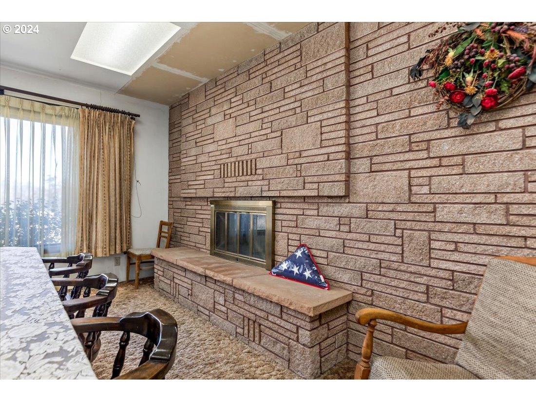 5645 Highway 201 Ontario, OR 97914 - Photo 31 of 32 a living room with furniture and a fireplace