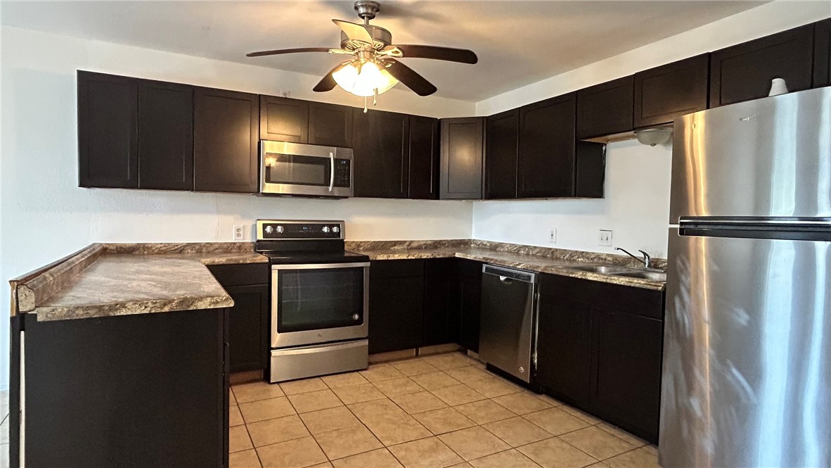 1004 Austin Street, Unit 9 Portland, TX 78374 - Photo 6 of 22 Nice big open kitchen