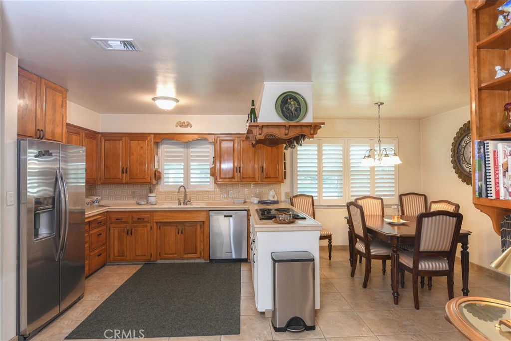 5382 Brighton Drive Riverside, CA 92504 - Photo 14 of 31 Kitchen area with peninsula and breakfast nook