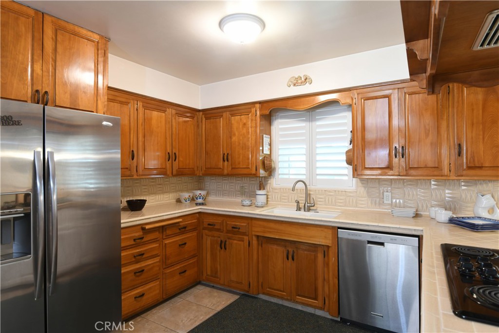 5382 Brighton Drive Riverside, CA 92504 - Photo 15 of 31 Kitchen view with electric cook-top and stainless dishwasher