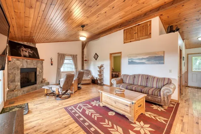 $1,900 | 586 Sun Valley Drive, Mineral Bluff, GA 30559