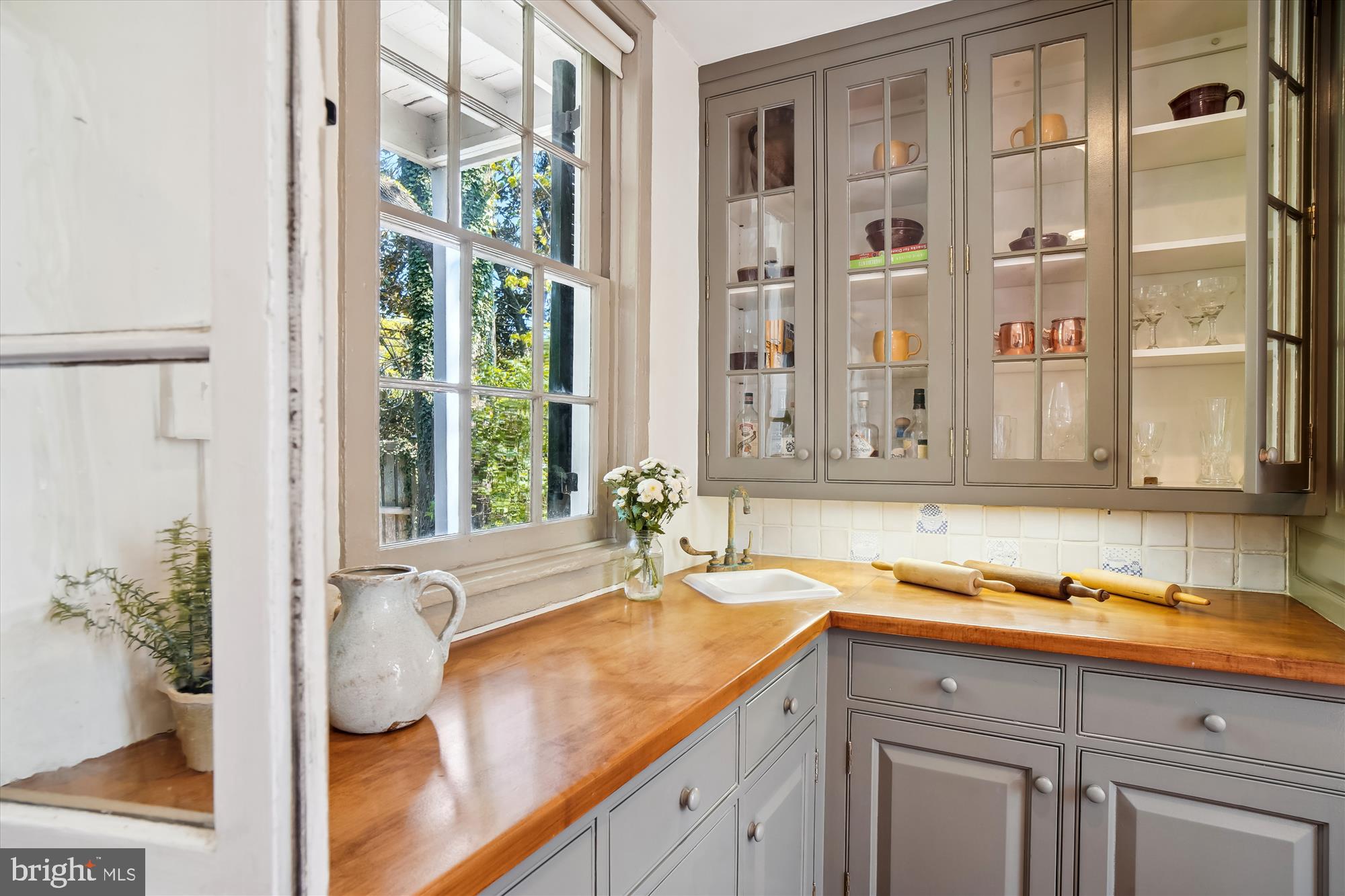 7000 Brink Road Laytonsville, MD 20882 - Photo 17 of 58 Love this corner! Perfect for baking or a bar.