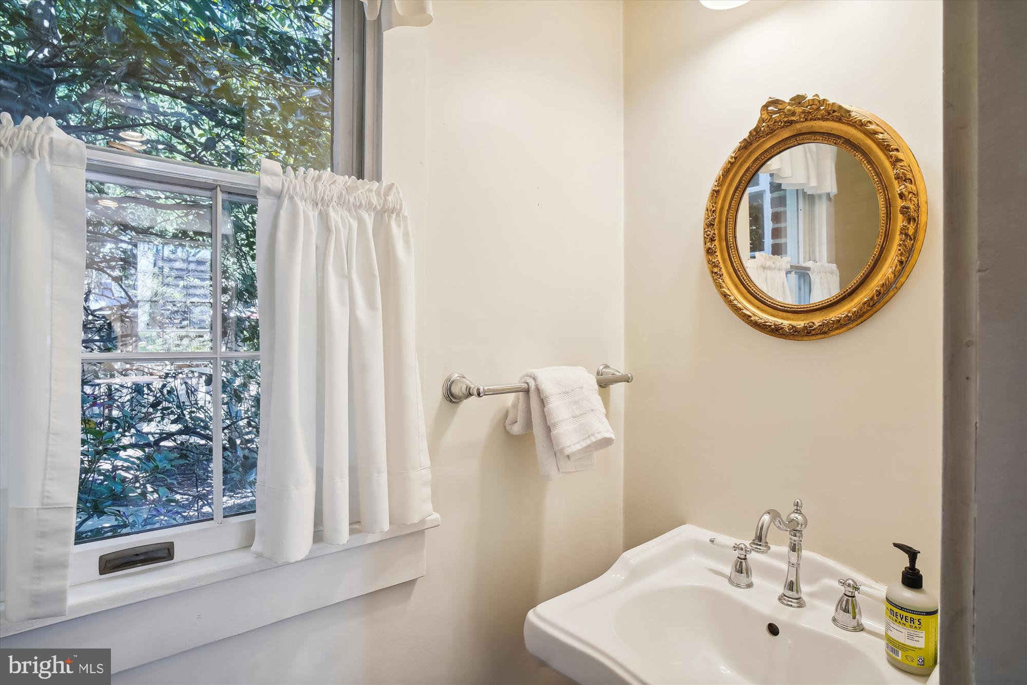 7000 Brink Road Laytonsville, MD 20882 - Photo 21 of 58 Main level powder room.