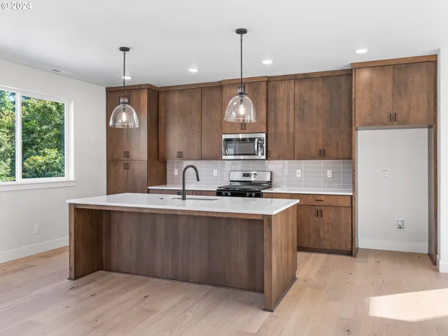 $637,500 | 16911 Southeast Siri Loop, Damascus, OR 97089