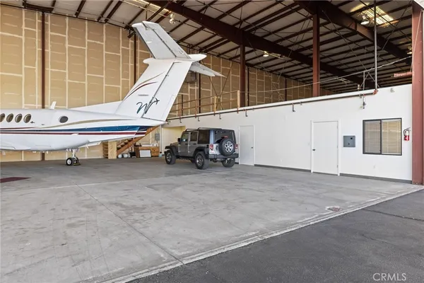 a view of a livingroom with furniture