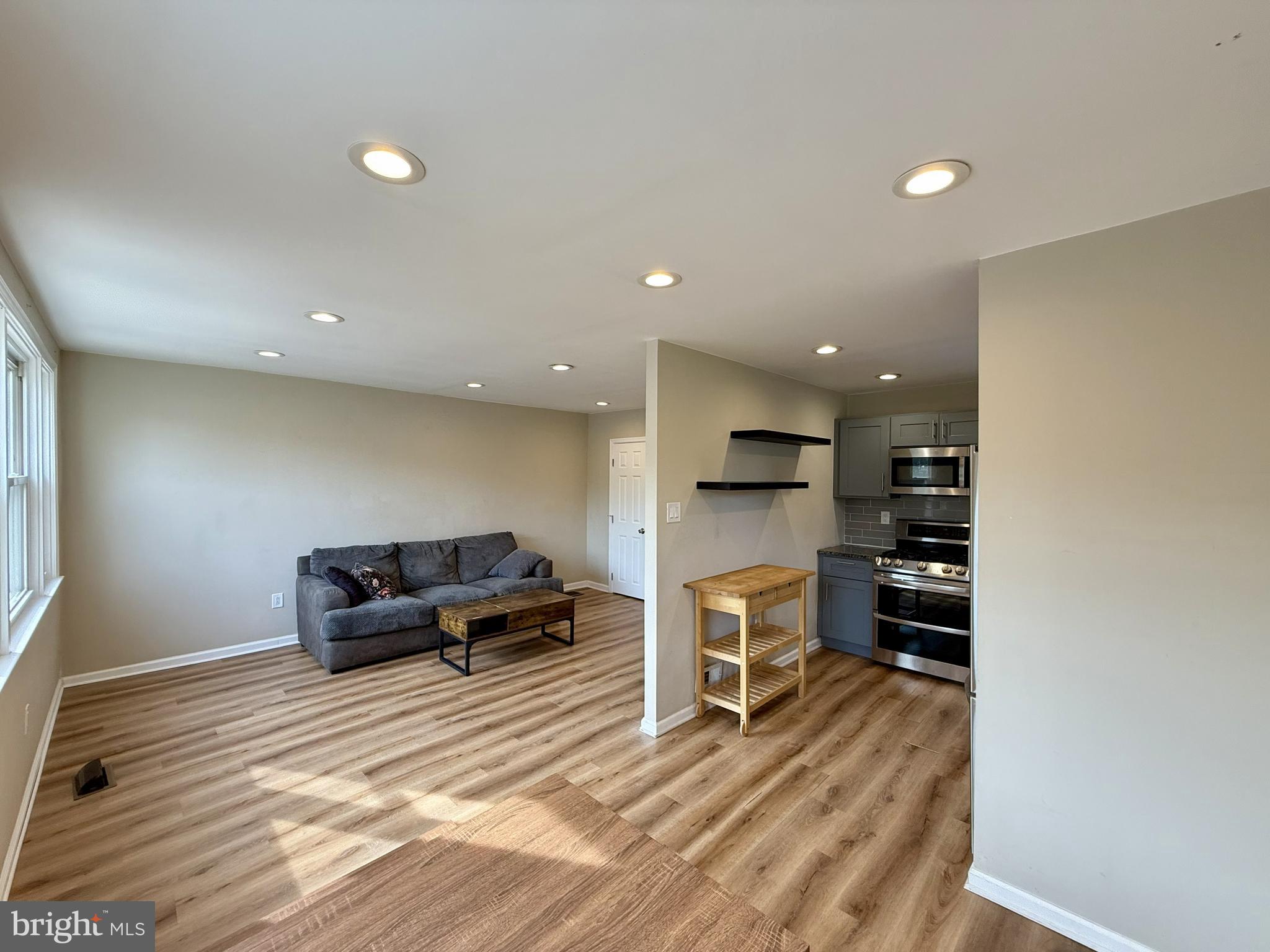 10838 Lockart Road Philadelphia, PA 19116 - Photo 5 of 15