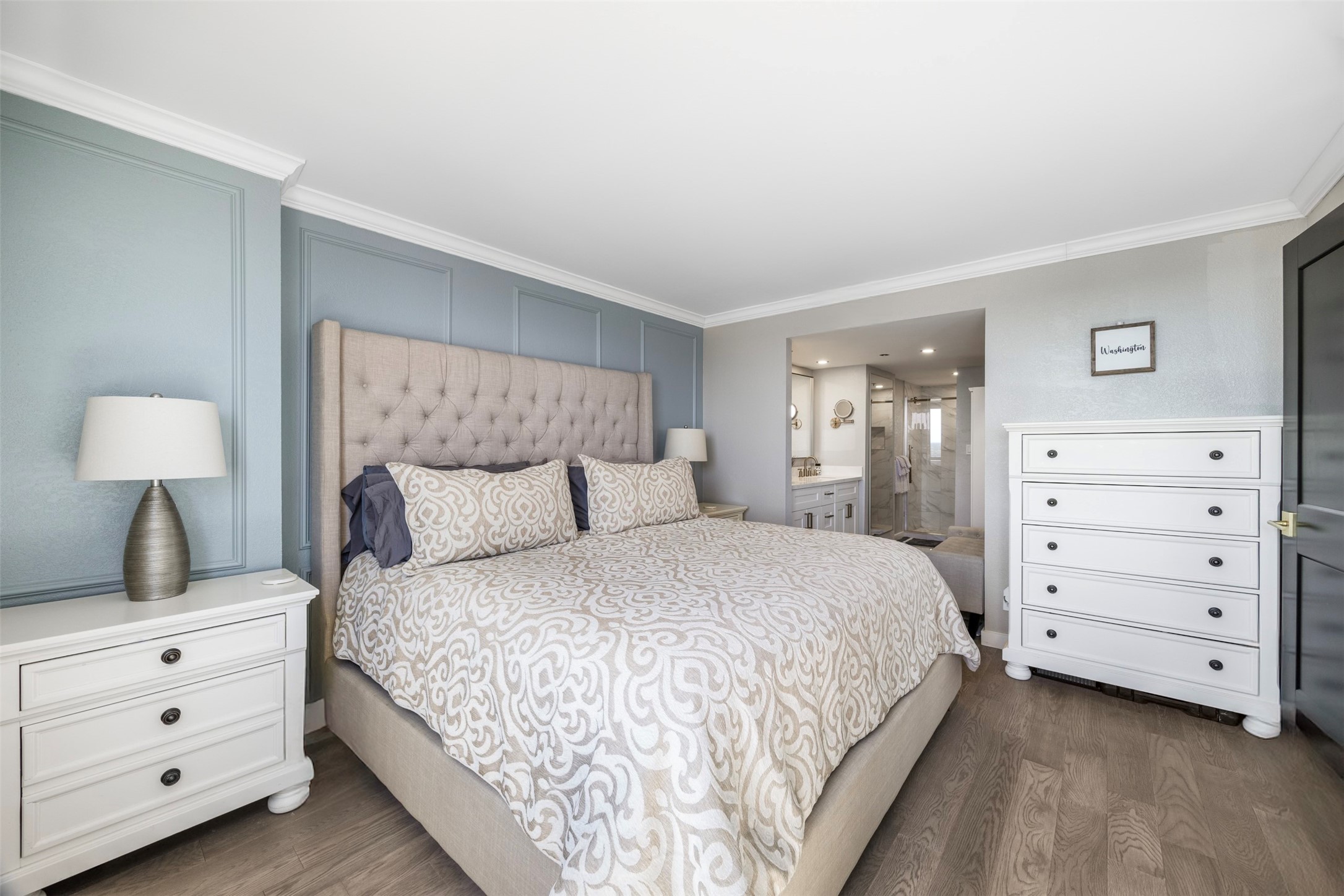 3525 Sage Road, Unit 1403 Houston, TX 77056 - Photo 20 of 47 a bedroom with a large bed and dresser