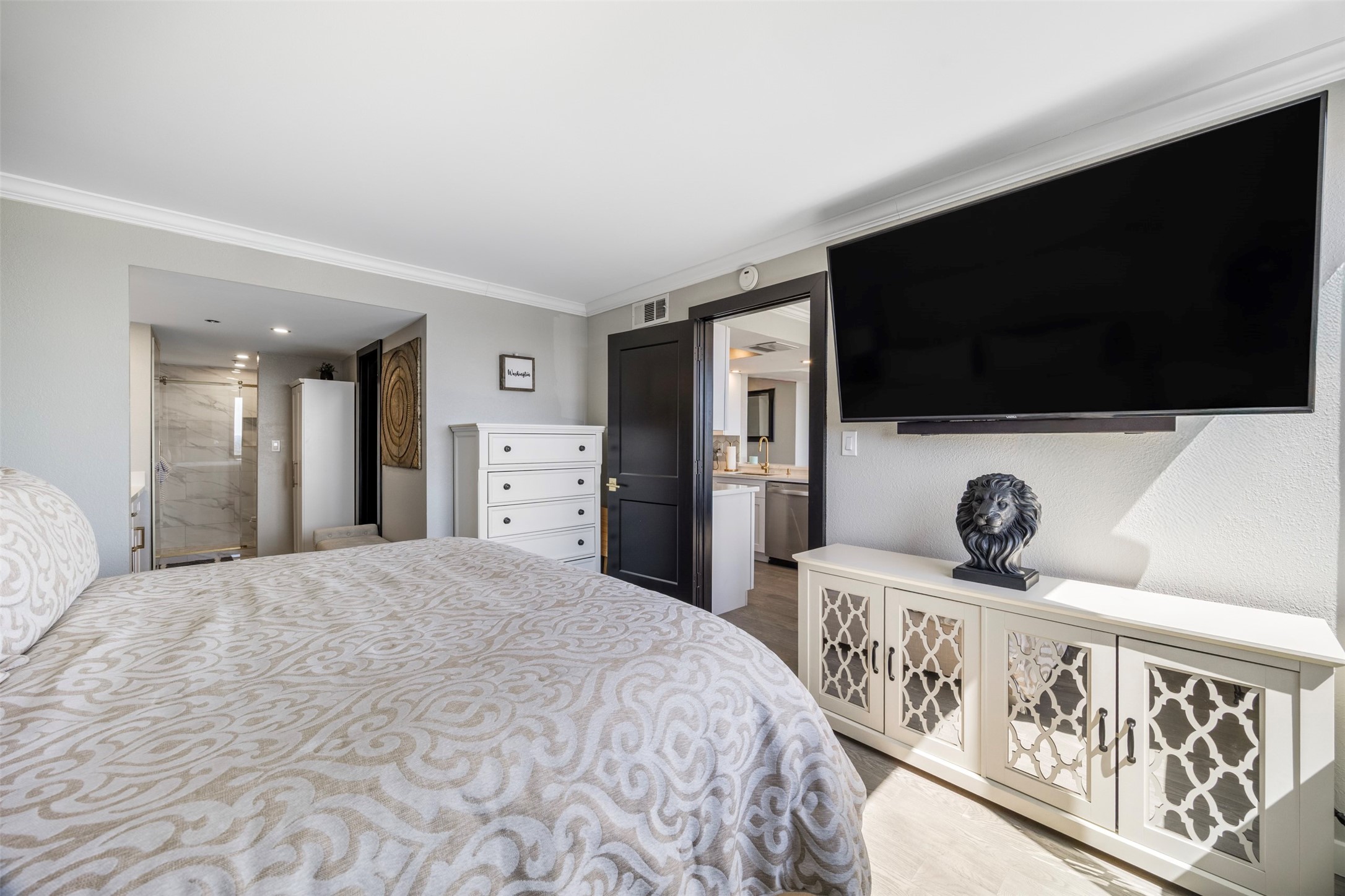 3525 Sage Road, Unit 1403 Houston, TX 77056 - Photo 21 of 47 a bedroom with furniture and a flat screen tv