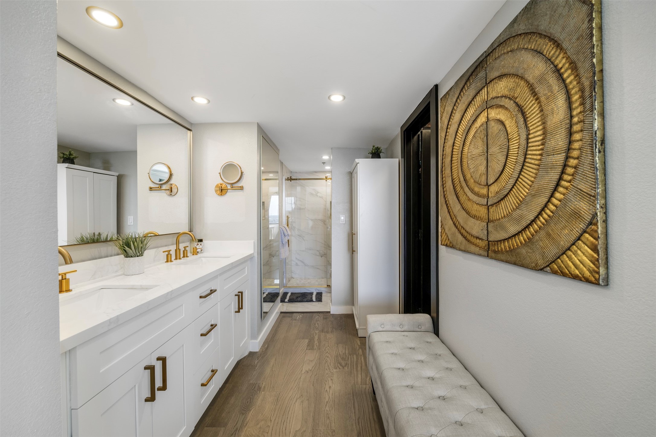 3525 Sage Road, Unit 1403 Houston, TX 77056 - Photo 23 of 47 a bathroom with a sink a mirror and a bathtub