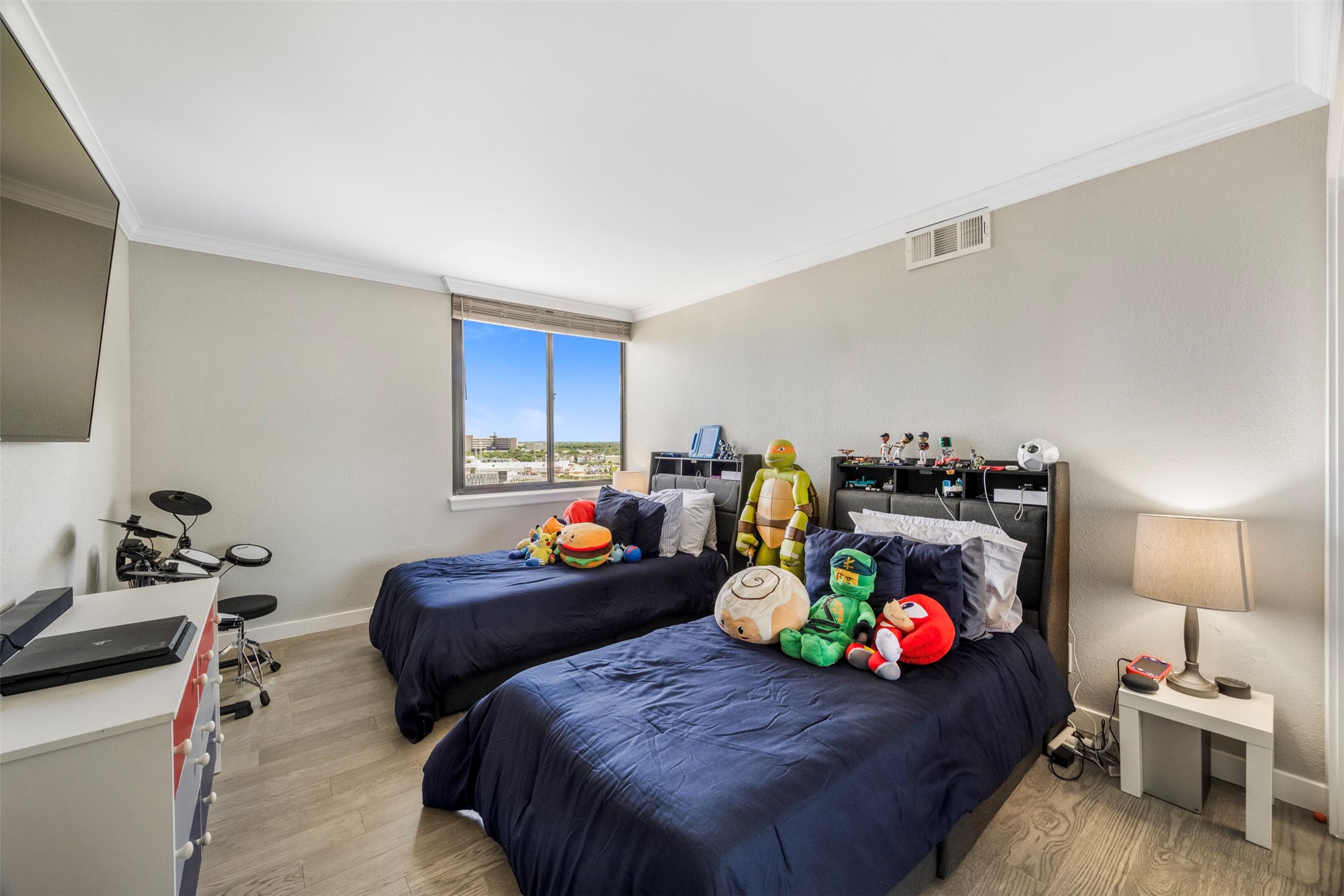 3525 Sage Road, Unit 1403 Houston, TX 77056 - Photo 30 of 47 a bedroom with furniture and a wooden floor