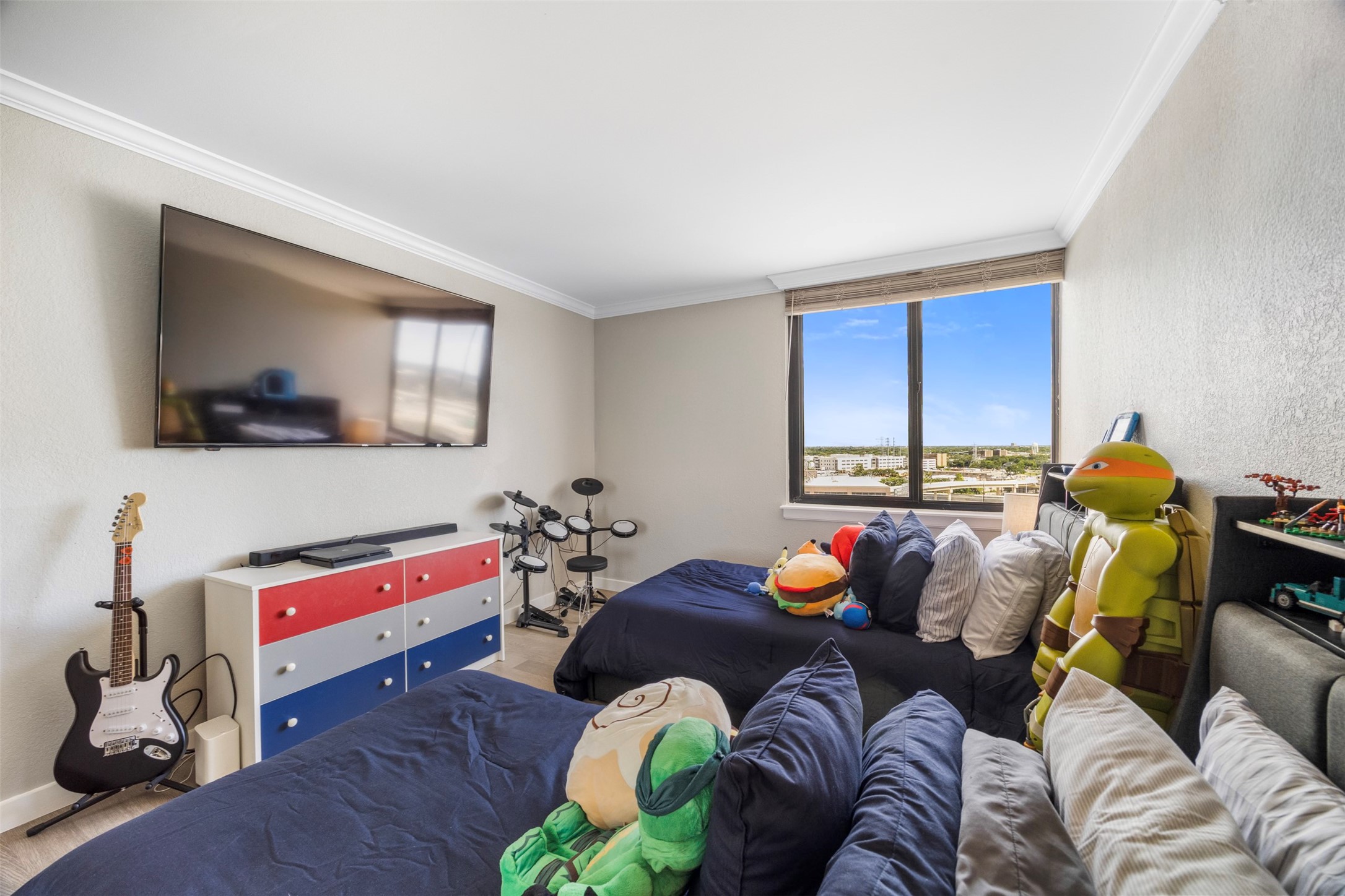 3525 Sage Road, Unit 1403 Houston, TX 77056 - Photo 31 of 47 a living room with furniture and a flat screen tv