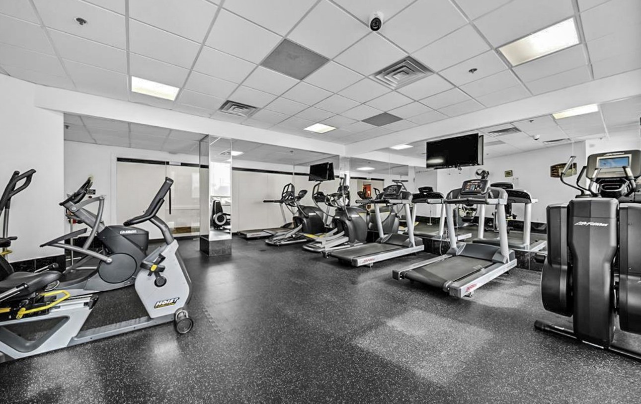 3525 Sage Road, Unit 1403 Houston, TX 77056 - Photo 40 of 47 a view of a room with gym equipment