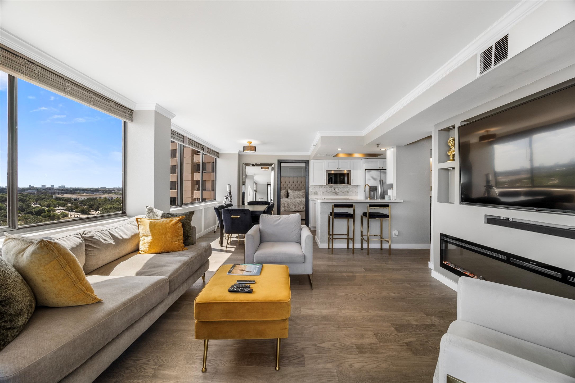 3525 Sage Road, Unit 1403 Houston, TX 77056 - Photo 5 of 47 a living room with furniture and a flat screen tv