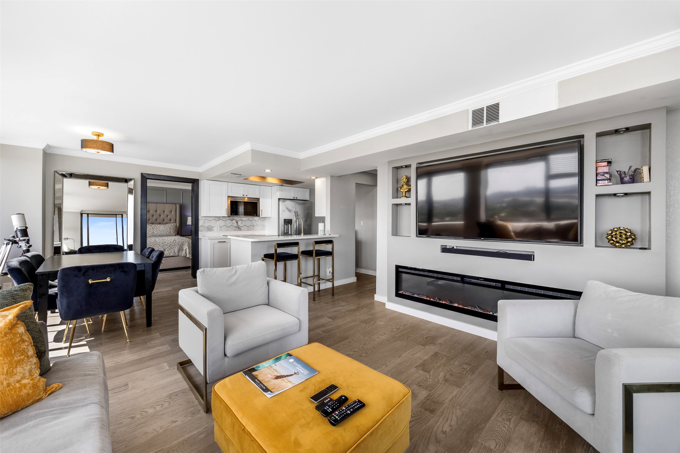 3525 Sage Road, Unit 1403 Houston, TX 77056 - Photo 6 of 47 a living room with furniture and a flat screen tv