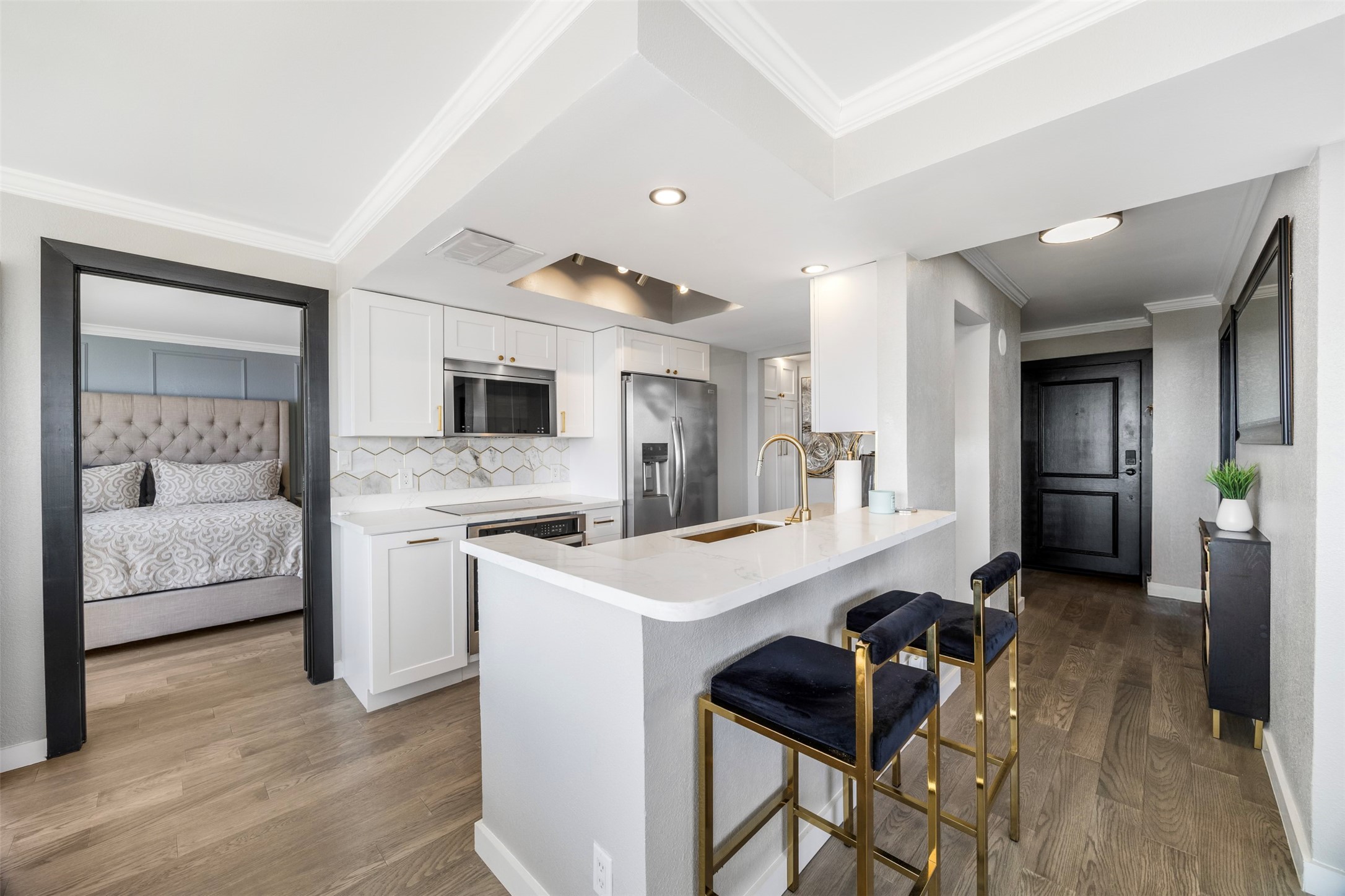 3525 Sage Road, Unit 1403 Houston, TX 77056 - Photo 9 of 47 a living room with stainless steel appliances kitchen island granite countertop furniture and a fireplace