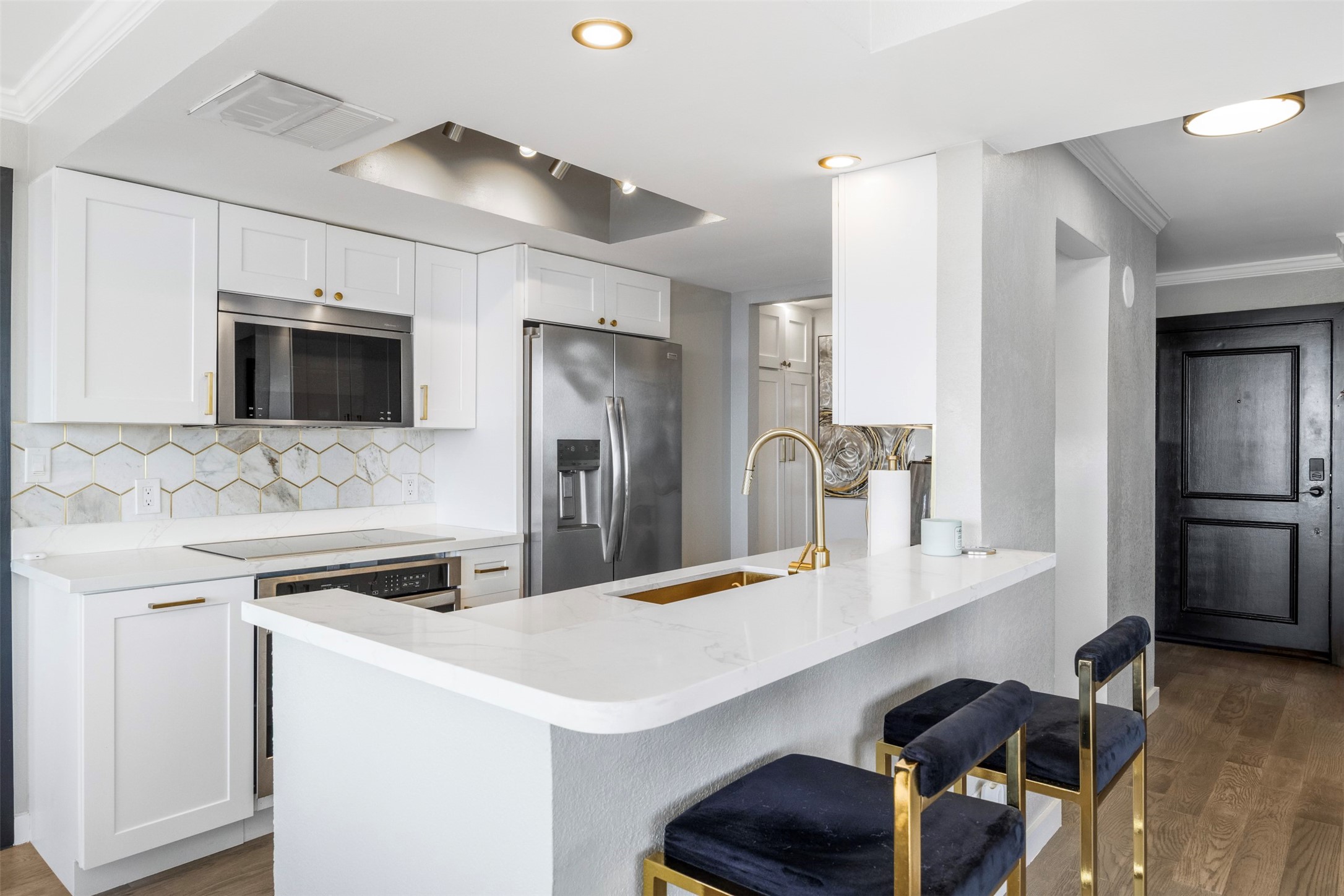 3525 Sage Road, Unit 1403 Houston, TX 77056 - Photo 10 of 47 a kitchen with a refrigerator a sink and a stove