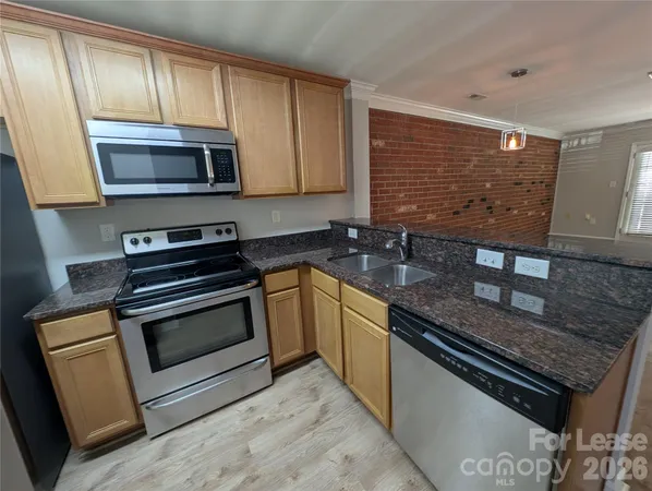 $1,590 | 1215 Green Oaks Lane, Unit F, Charlotte, NC 28205