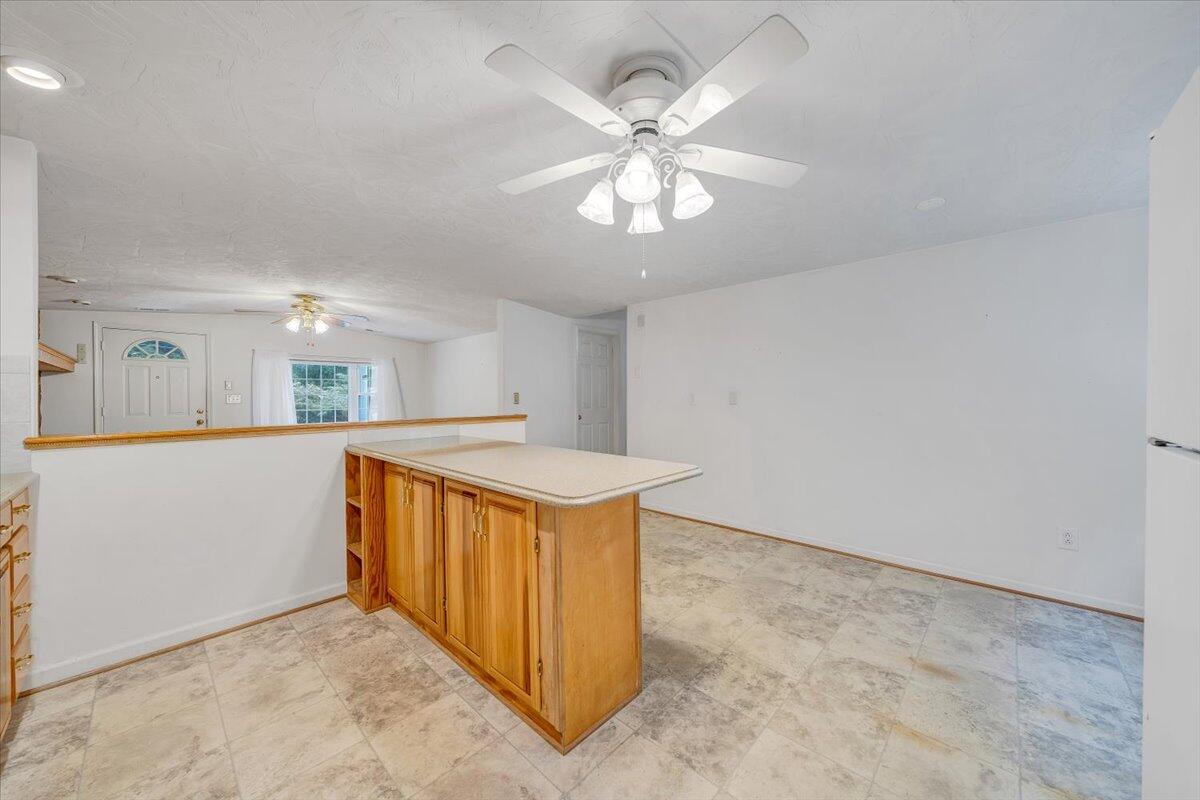 4144 Daugherty Road Salem, VA 24153 - Photo 13 of 57 11-MIB01939