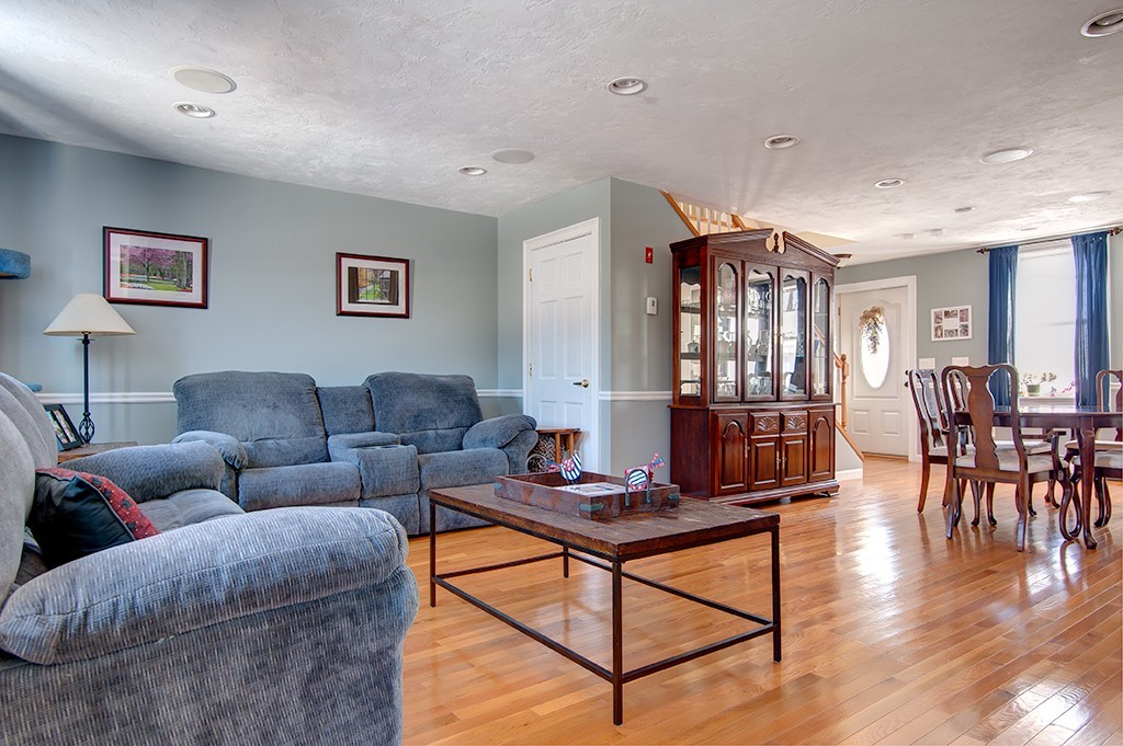 12 Whitins Road Sutton, MA 01590 - Photo 2 of 19