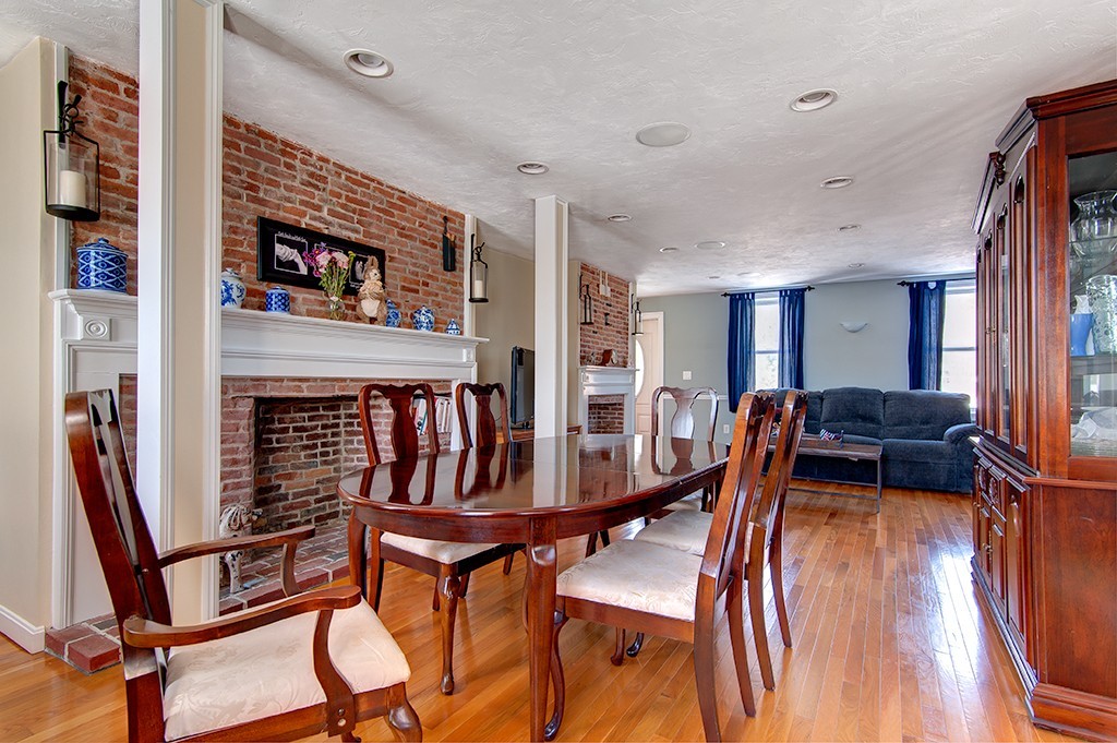 12 Whitins Road Sutton, MA 01590 - Photo 4 of 19