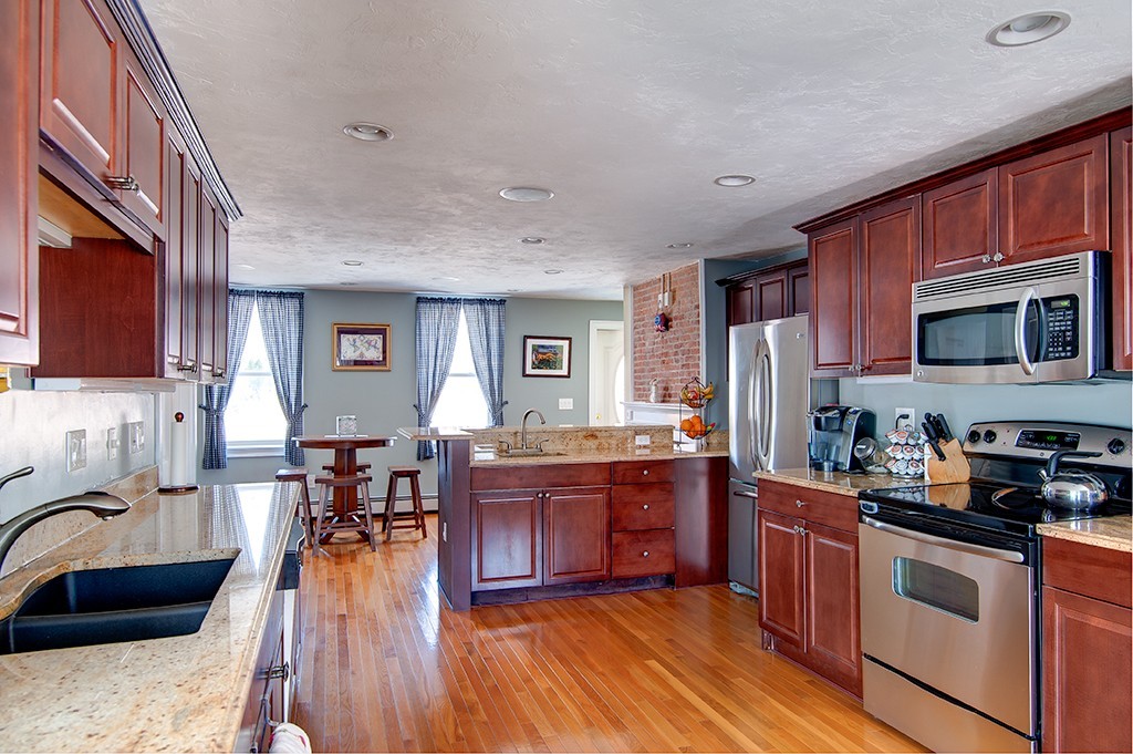 12 Whitins Road Sutton, MA 01590 - Photo 5 of 19