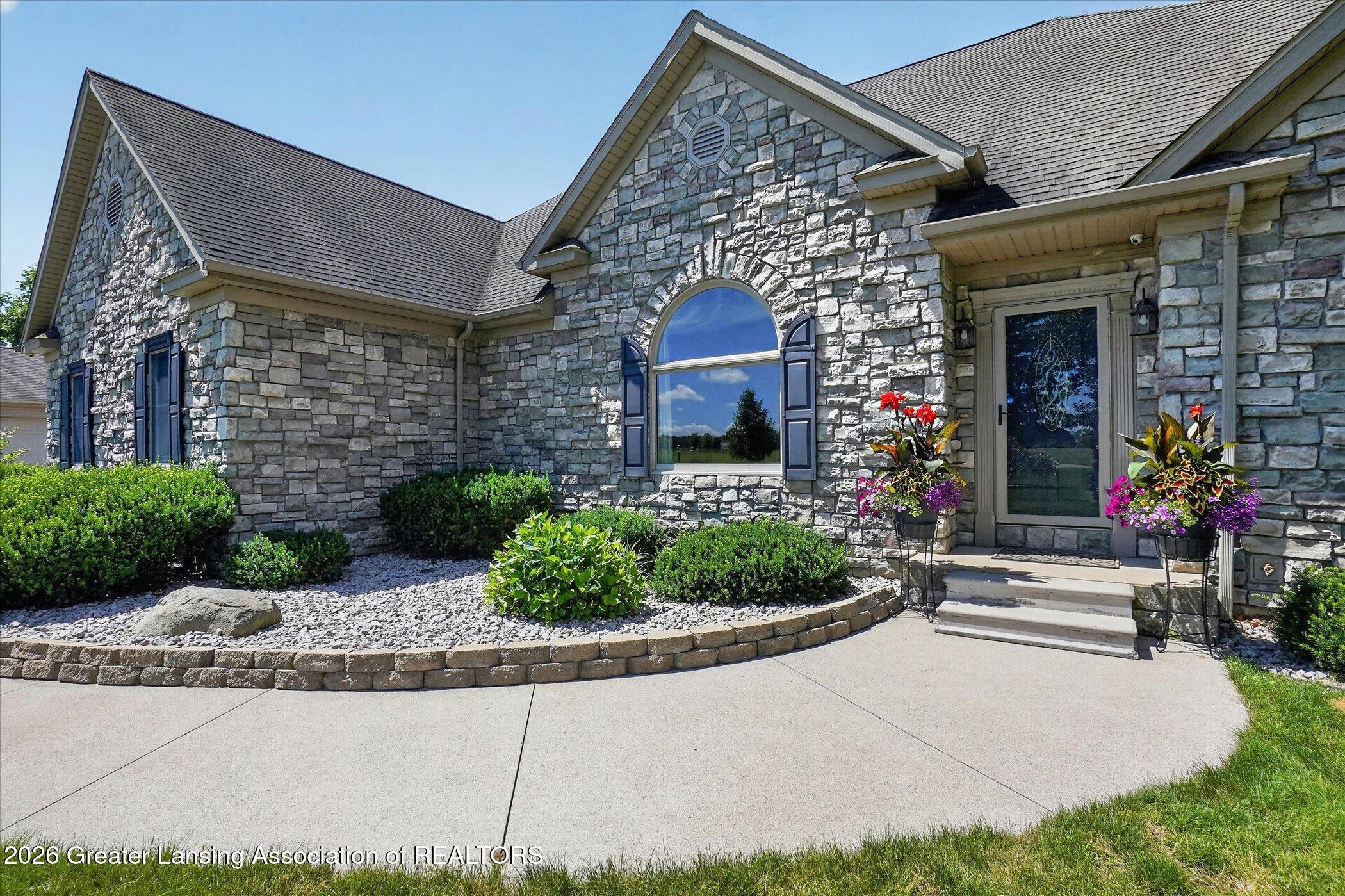 325 Priest Road Owosso, MI 48867 - Photo 2 of 86