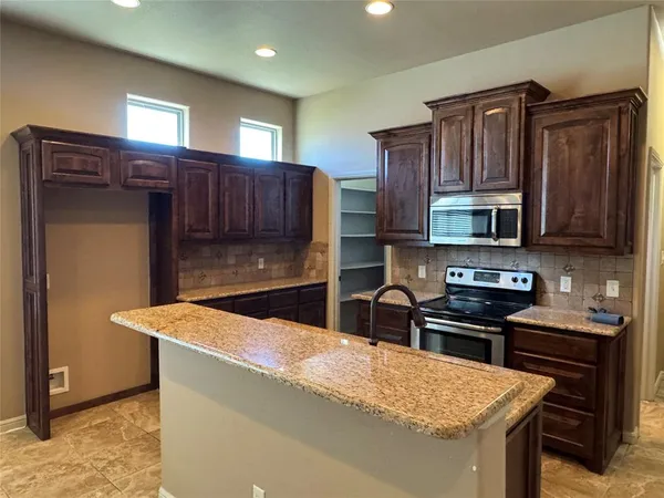 $2,000 | 1443 Lauren Lane, Granbury, TX 76048