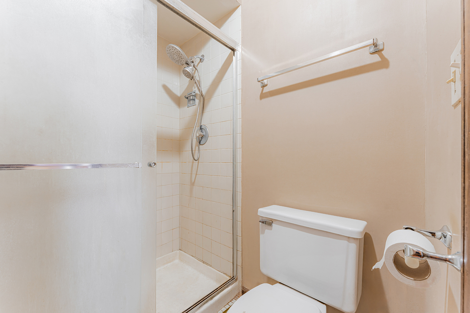 9724 West Creek Road, Unit B2 Palos Park, IL 60464 - Photo 15 of 22 a bathroom with a toilet and a shower