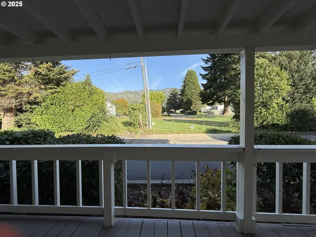 a view of a house with backyard and garden