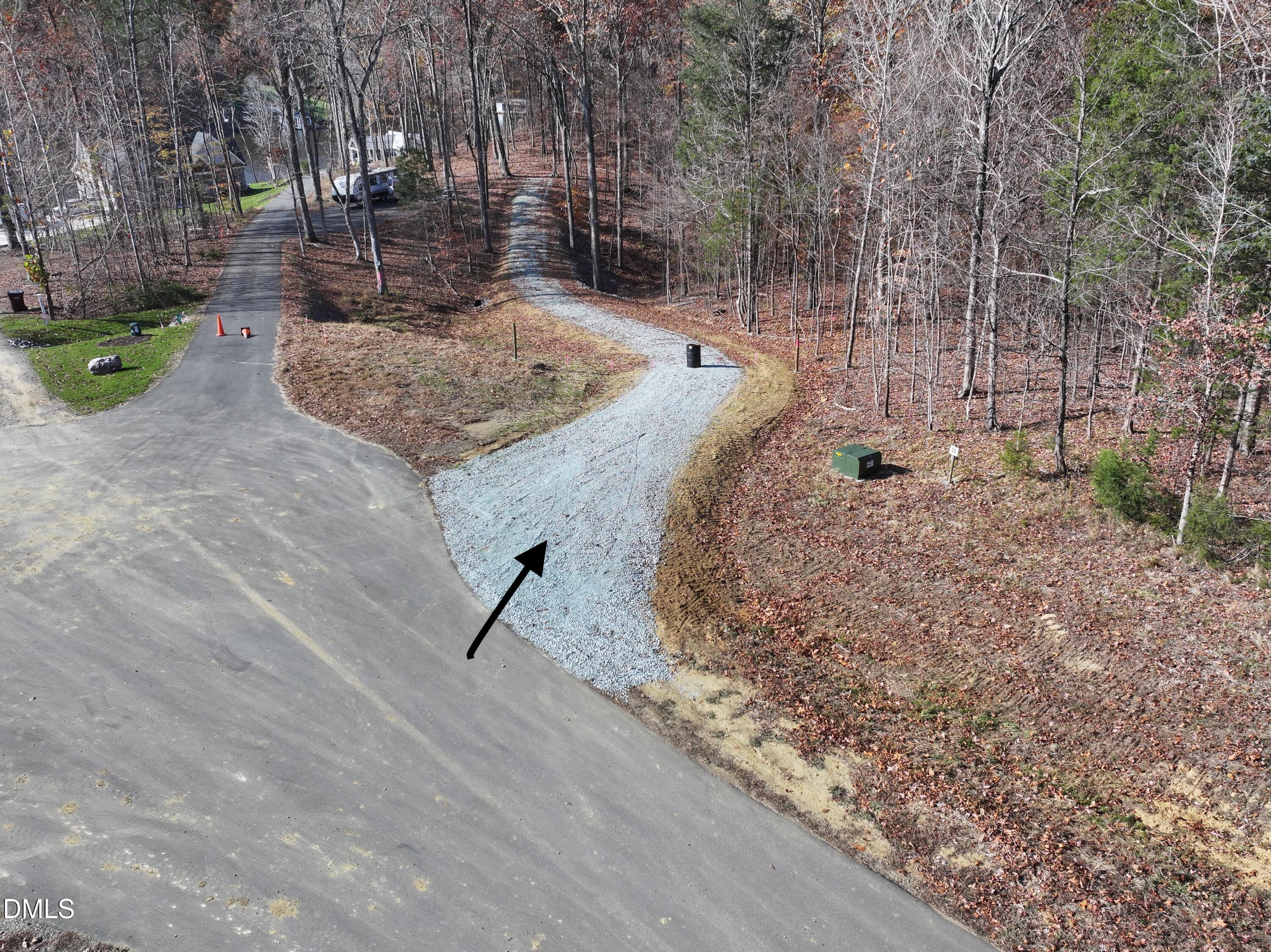 a view of a backyard with basketball court