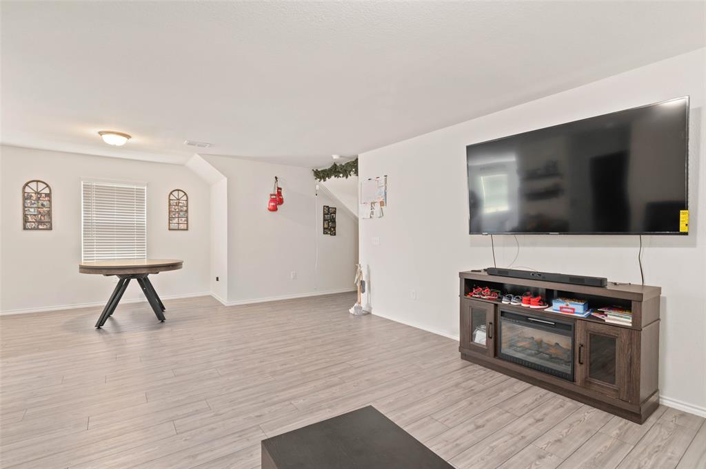 7016 Calshot Road Pilot Point, TX 76258 - Photo 4 of 28 Vinal flooring