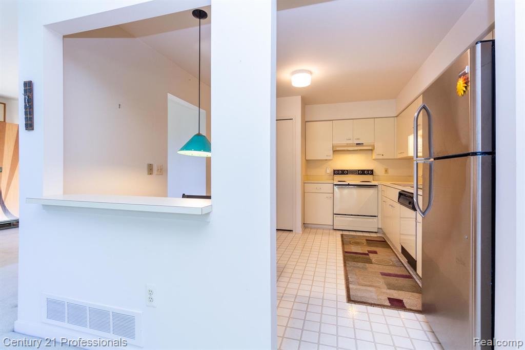 638 Ashley Circle Rochester Hills, MI 48307 - Photo 14 of 45