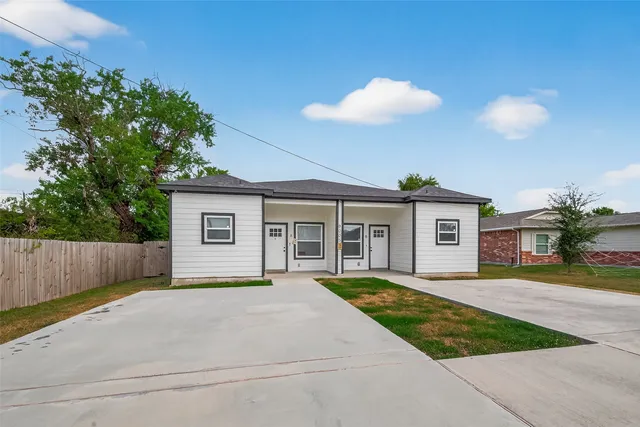 a view of a house with a yard and plants