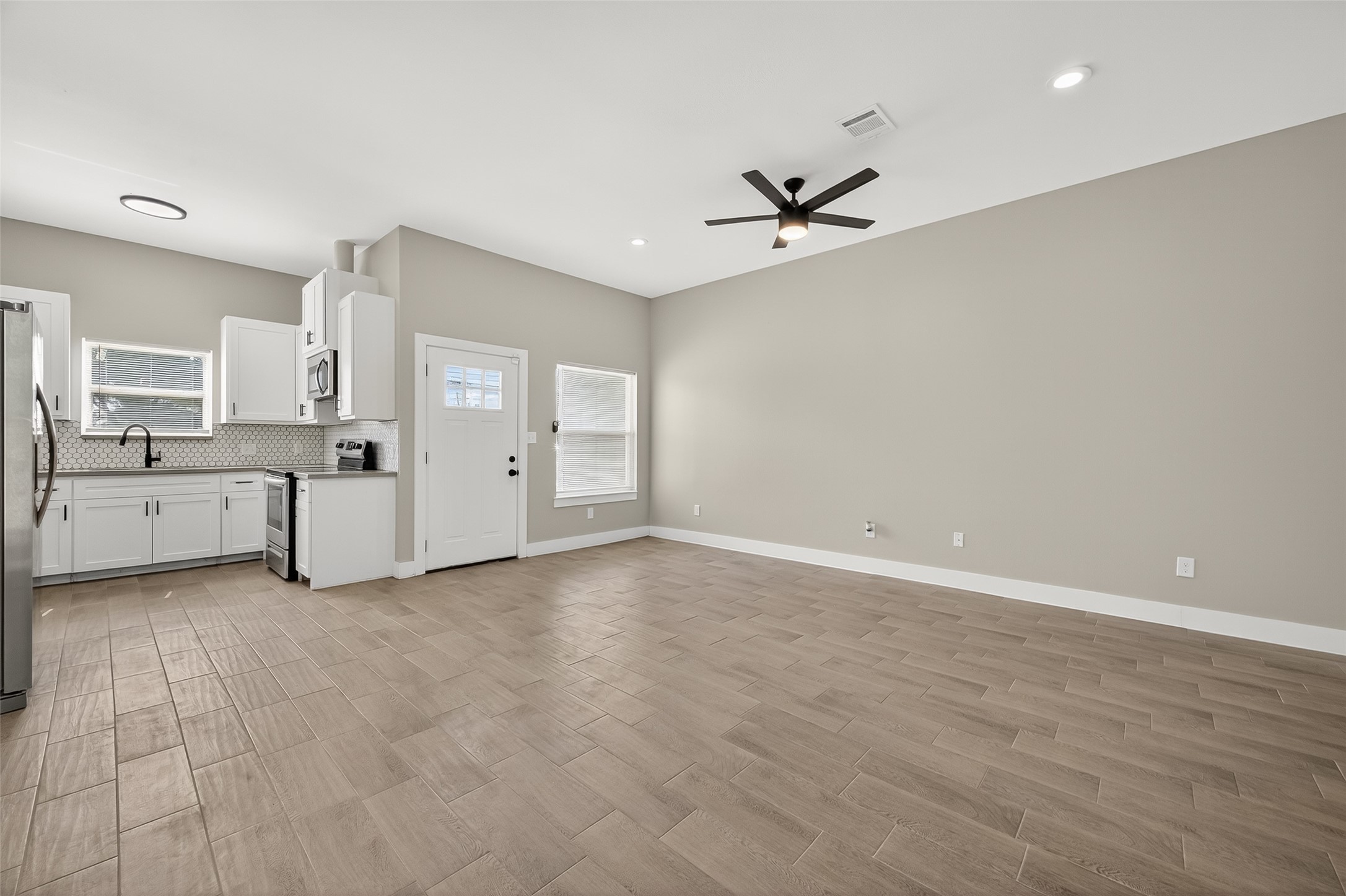 8005 Sexton Street, Unit B Houston, TX 77028 - Photo 10 of 43 a view of a kitchen with electric appliances