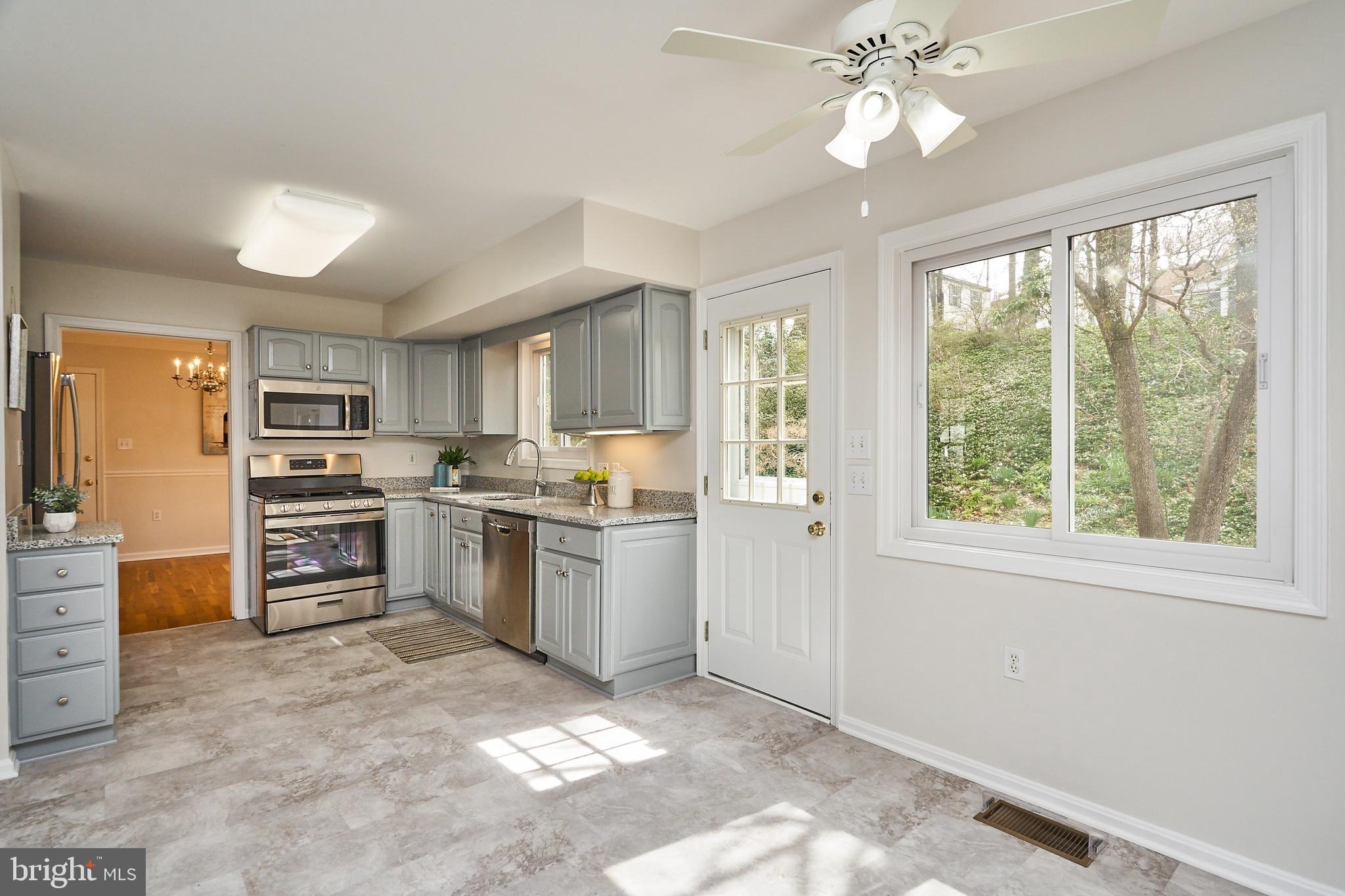 9523 Stevebrook Road Fairfax, VA 22032 - Photo 8 of 40 Brand New Granite Counters