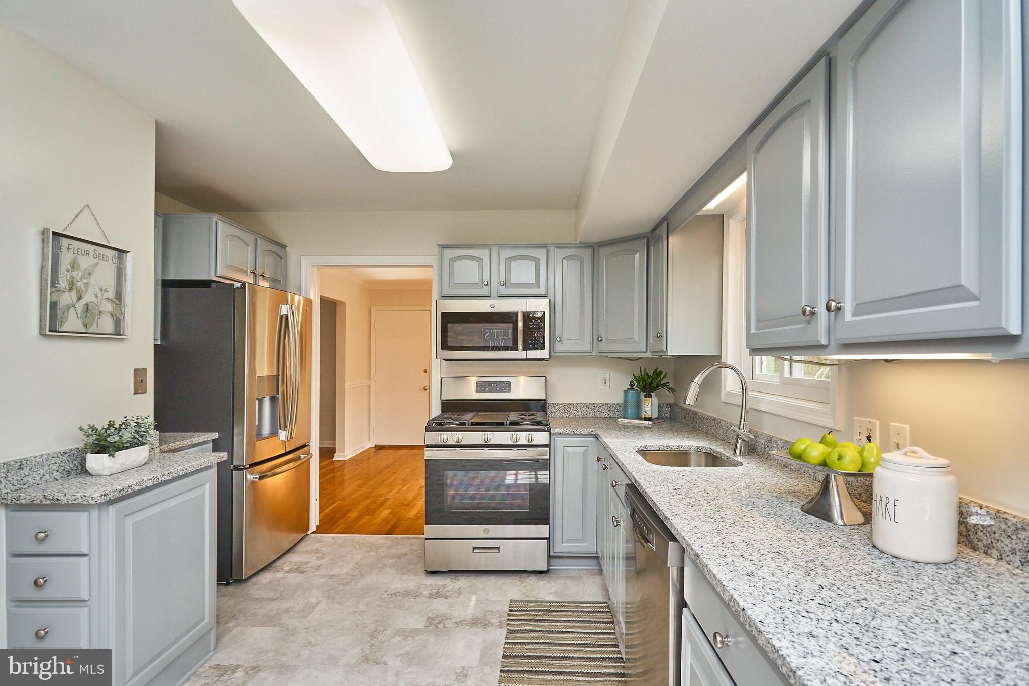 9523 Stevebrook Road Fairfax, VA 22032 - Photo 10 of 40 Thoughtfully Updated Granite Kitchen