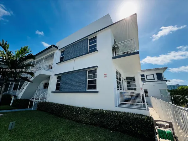 $2,350 | 960 Bay Drive, Unit 912, Miami Beach, FL 33141
