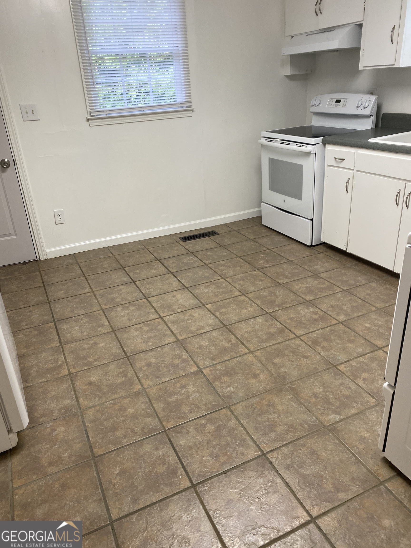 164 Glenn Carrie Road Hull, GA 30646 - Photo 18 of 43 a kitchen with granite countertop a sink and a stove