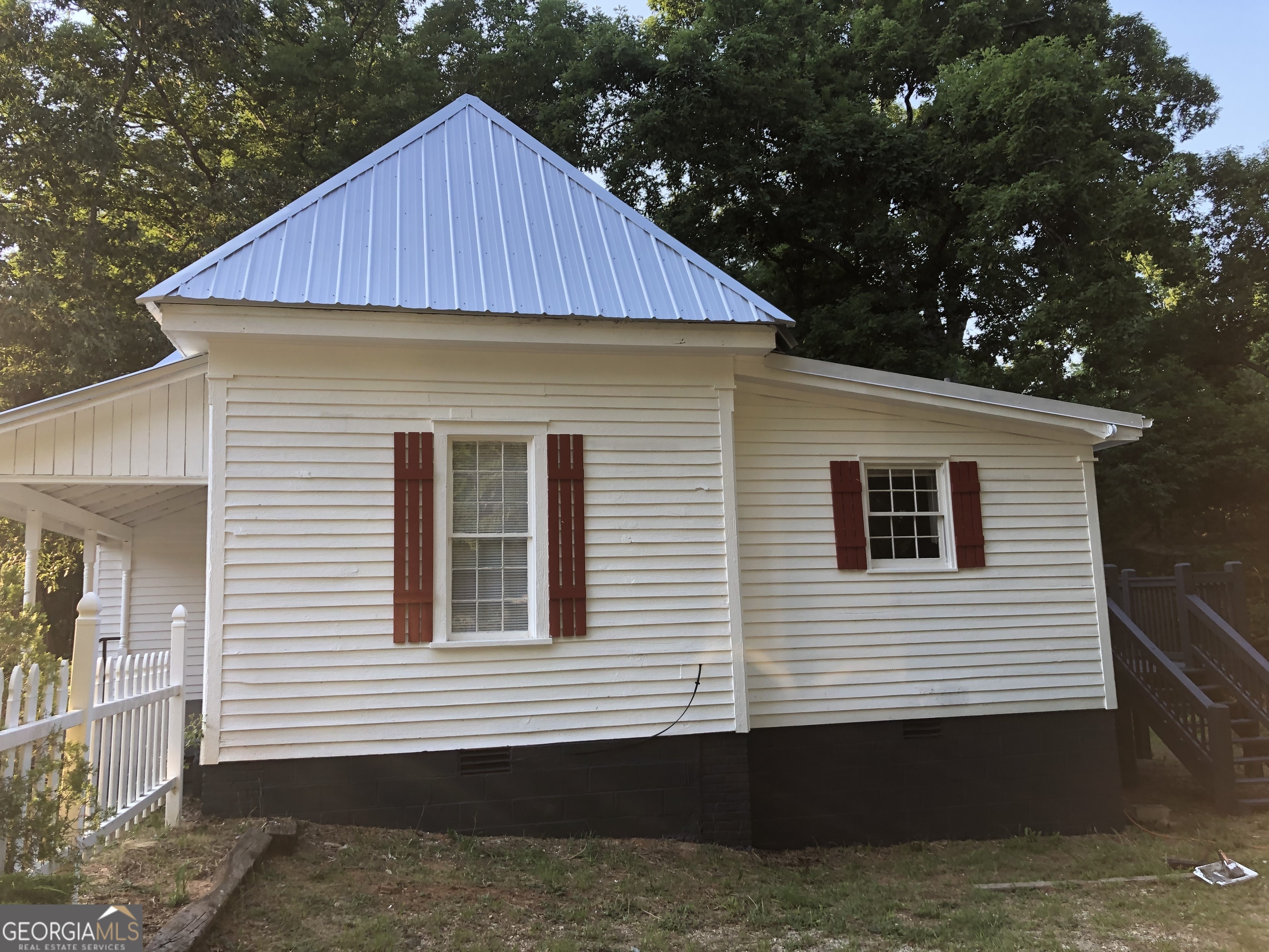 164 Glenn Carrie Road Hull, GA 30646 - Photo 3 of 43 a view of a house with a yard and garage