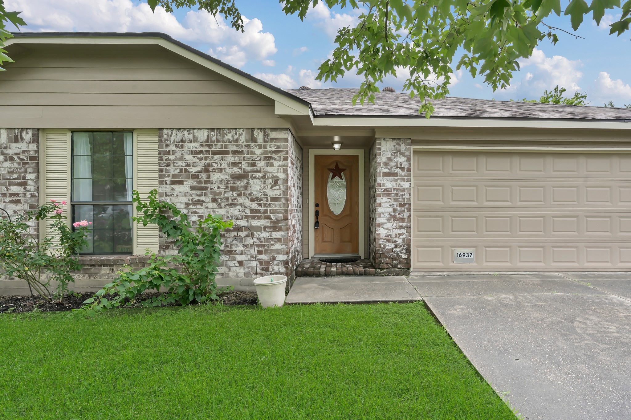 16937 Larkspur Conroe, TX 77385 - Photo 4 of 45 a front view of a house with garden