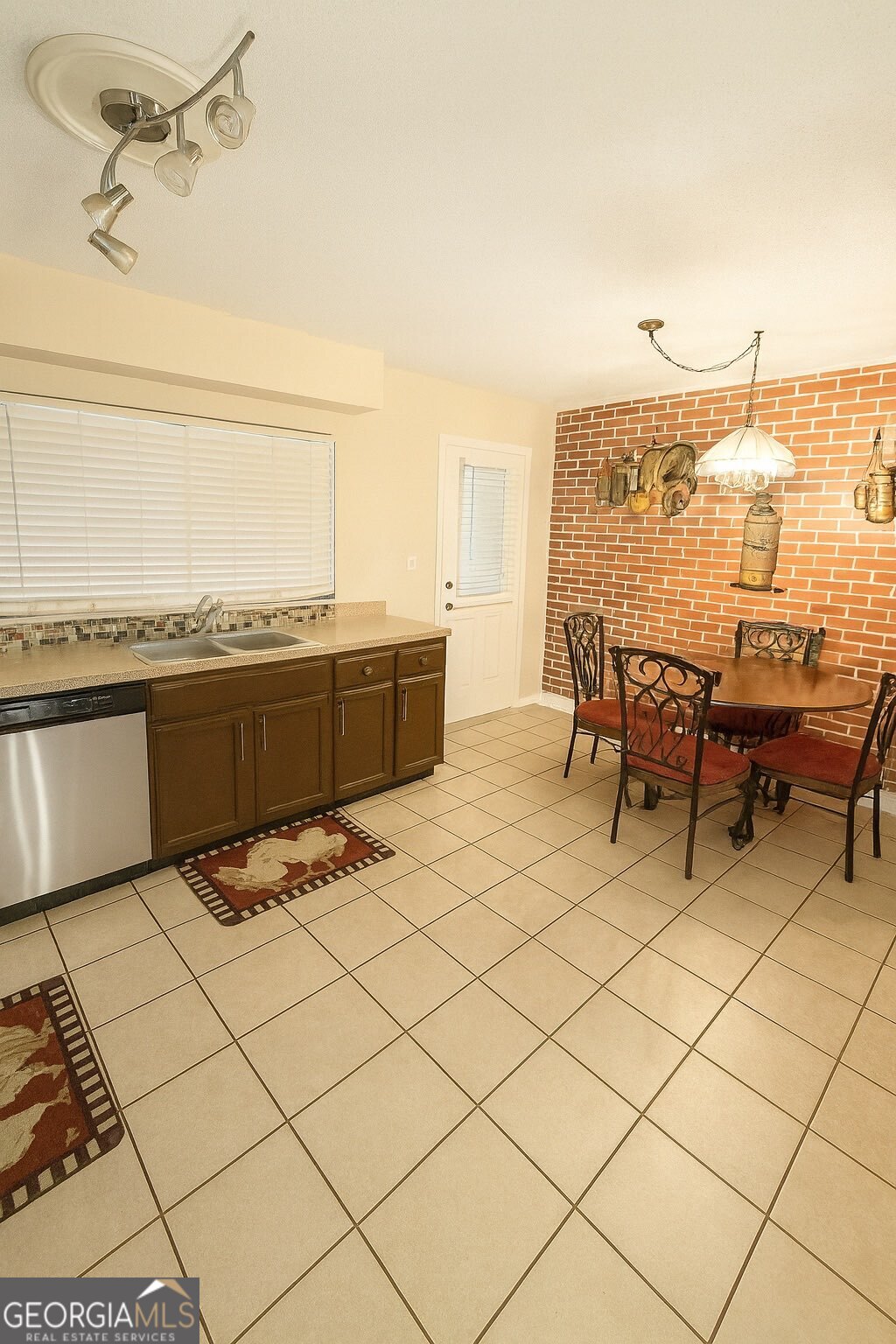10710 Egmont Road, Unit 19 Savannah, GA 31406 - Photo 3 of 7 a view of a terrace with furniture