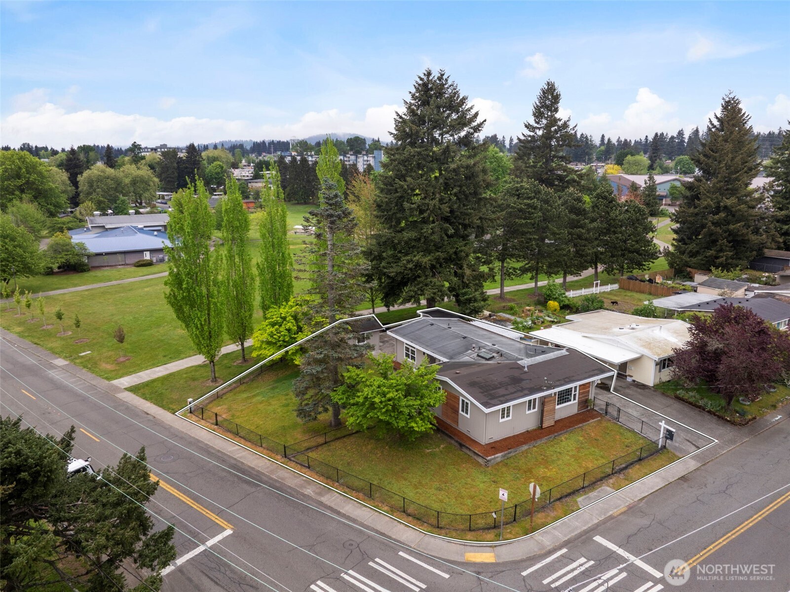 2502 Northeast 7th Street Renton, WA 98056 - Photo 3 of 24