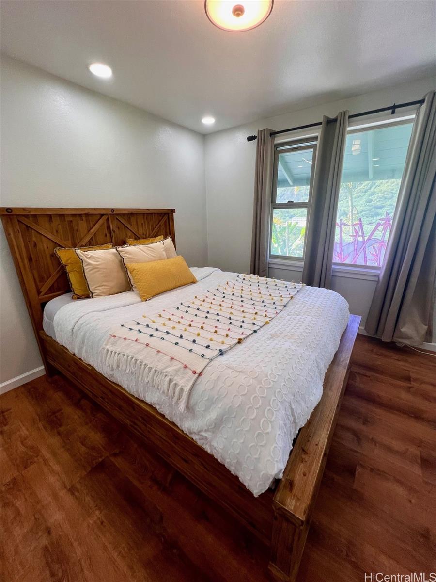 2871 Kalihi Street, Unit H Honolulu, HI 96819 - Photo 3 of 10 a large bed sitting in a bedroom next to a window