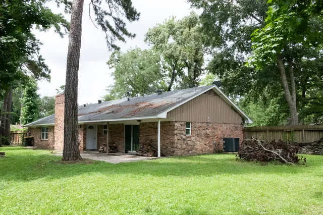 a view of a pathway both side of house