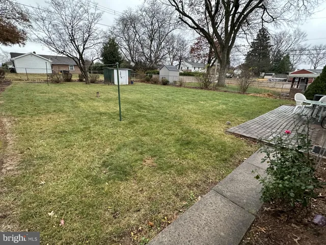 a view of a yard with a house