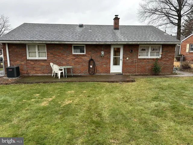 a front view of house with yard