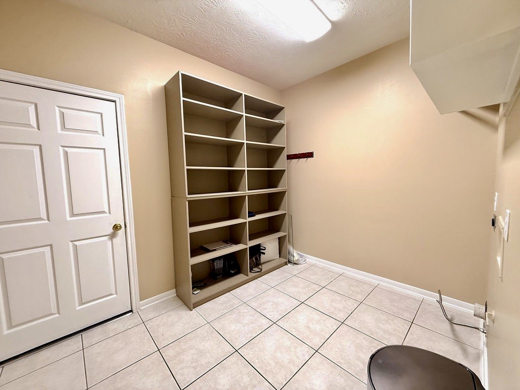 90 North Country Gate Circle Conroe, TX 77384 - Photo 39 of 43 HUGE utility room