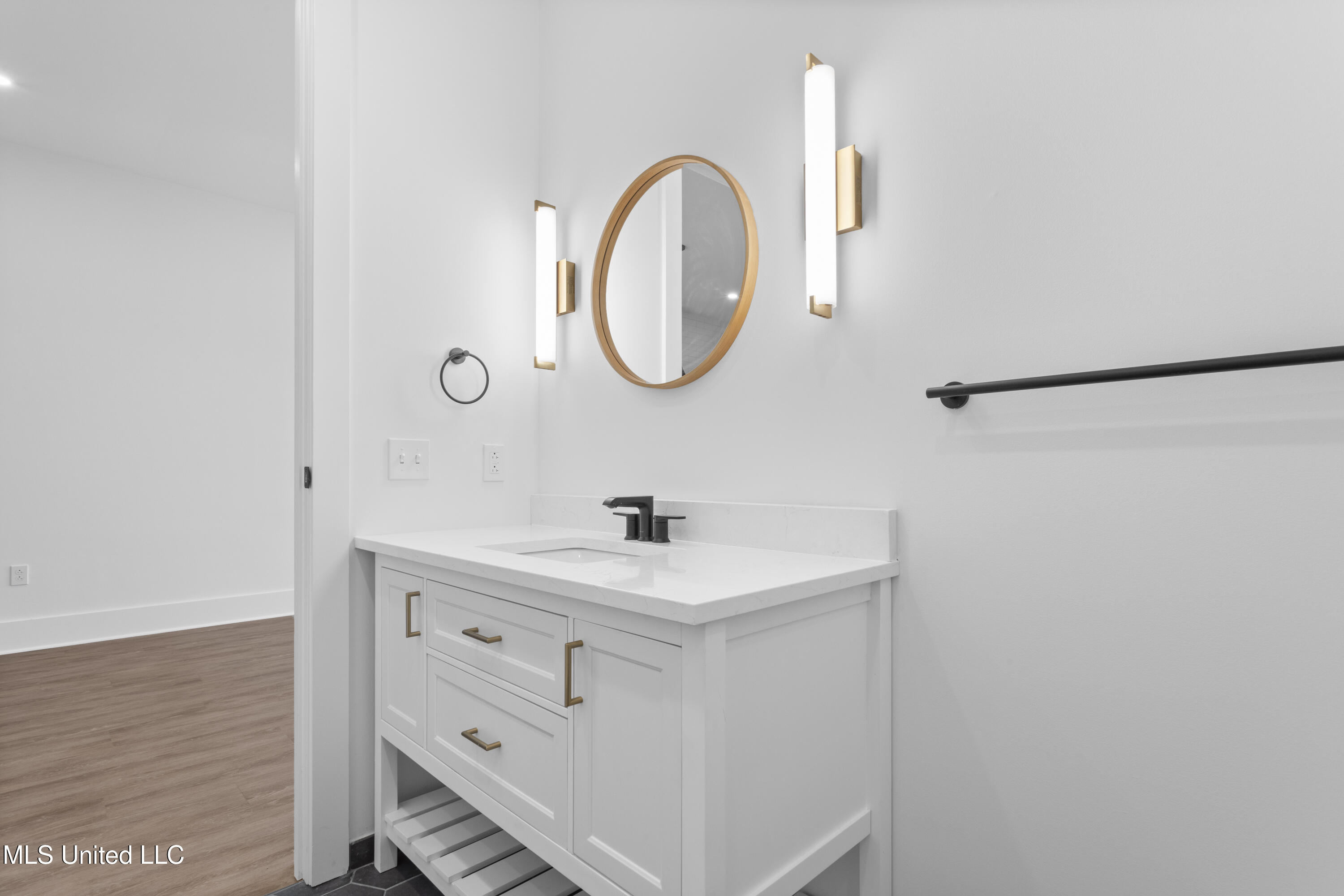 1515 Government Street, Unit A302 Ocean Springs, MS 39564 - Photo 18 of 38 Bathroom